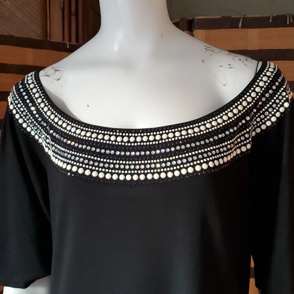 EUC!! St John Diamonds & Pearls SOFT top